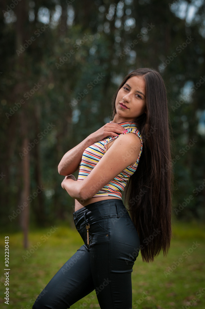 Ecuatoriana con cabello largo Ecuatoriana con cabello largo