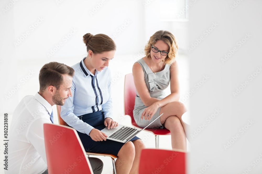 Obraz premium Business people preparing for meeting in new empty office