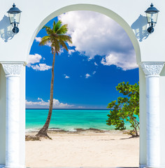 Fototapete Abstieg zum Strand Offene Tür zum Palmenstrand  © dbrus