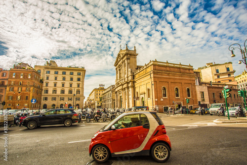 Autos und smart auf einer Strasse in Rom