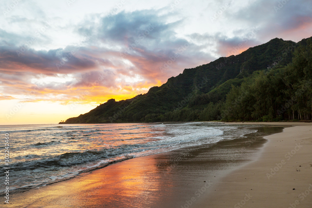 Obraz premium Hawaiian beach at sunrise