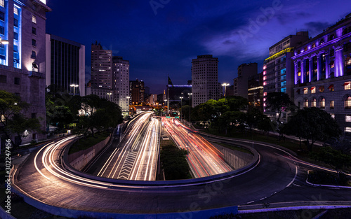 Noite na cidade de São Paulo, Brasil, com vista para eixo norte-sul com trânsito photo