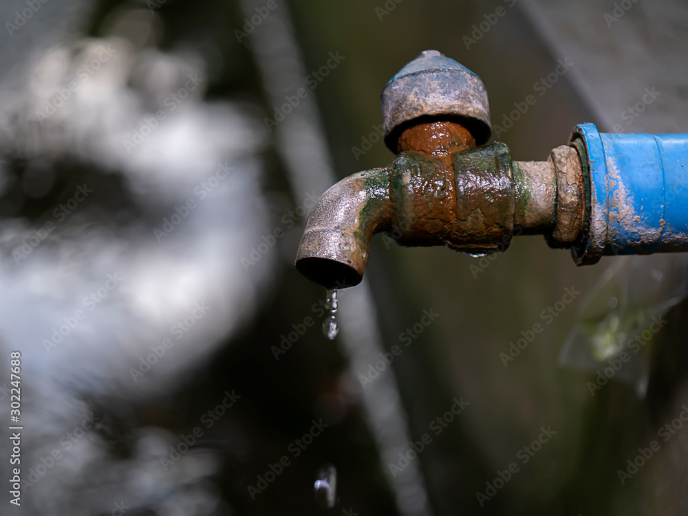 The faucet is damaged. The faucet is damaged.