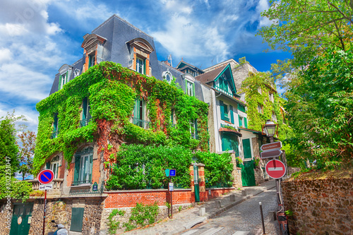 Fotografie Facade of Parisian building