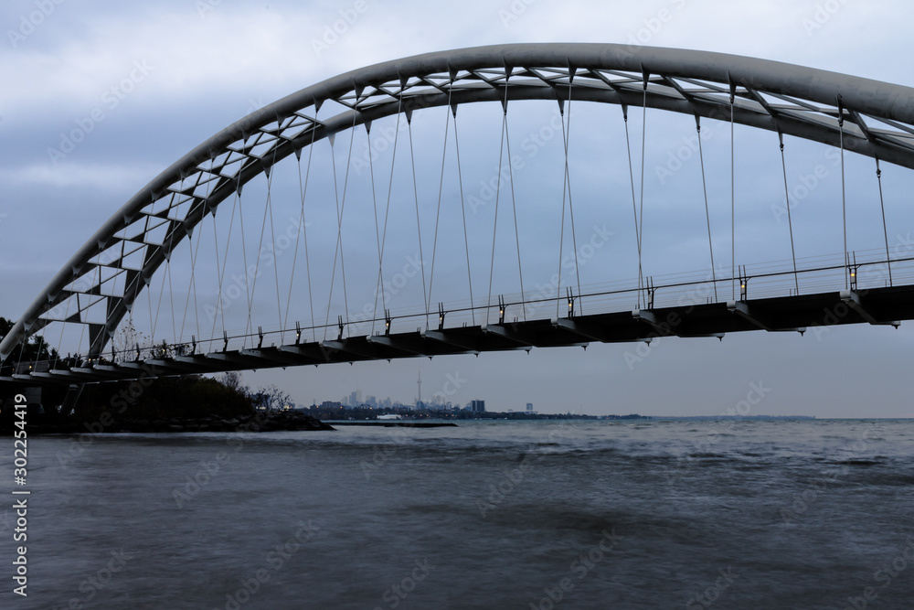Fototapeta premium Humber River Bridge early morning grey day