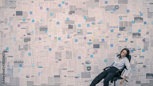 Foto Stressed businesswoman overwhelmed by financial data