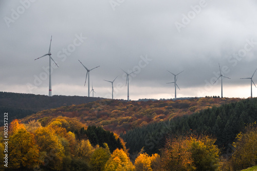Landschaft Panorama Windkraftanlagen Park im Hunsrück Deutschland
