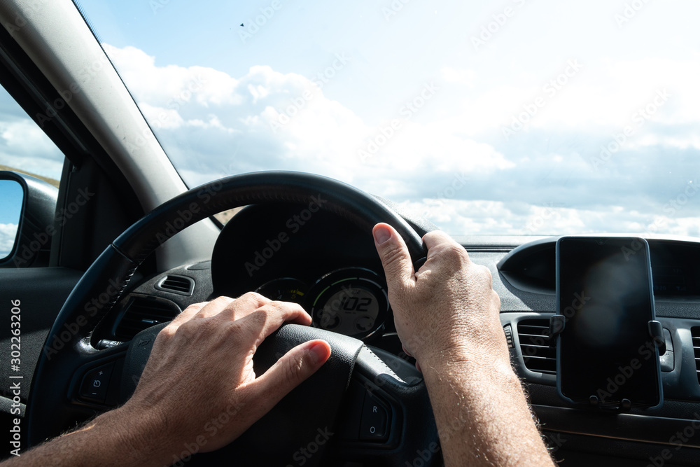 Manos al volante del coche 