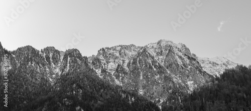 Panorama Winterladschaft mit Bergen und Schnee in schwaz weiss photo