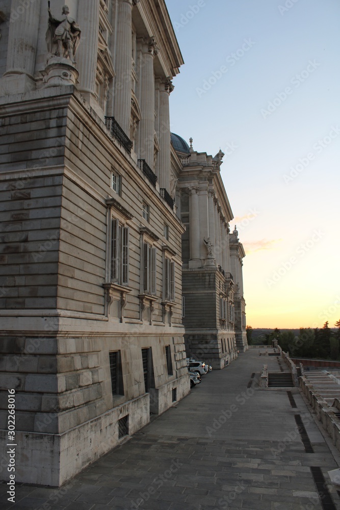 Palacio Real de Madrid al amanecer