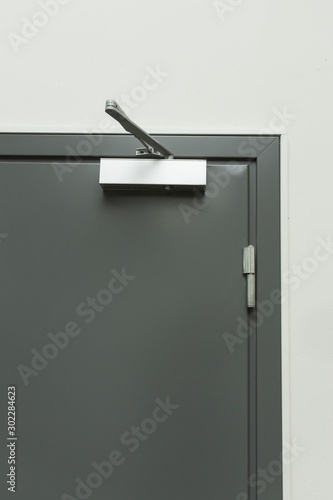 Konstfotografi Close up view of extra heavy aluminum commercial door closer.