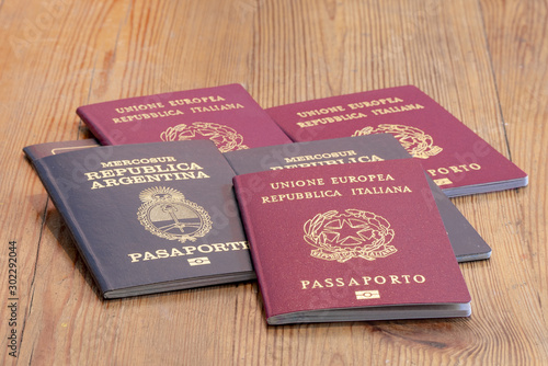 Doble ciudadanía argentina e italiana. Pasaporte argentino del MerCoSur en azul e italiano de la Unión Europea en rojo. Pasaportes, documentos de viaje.