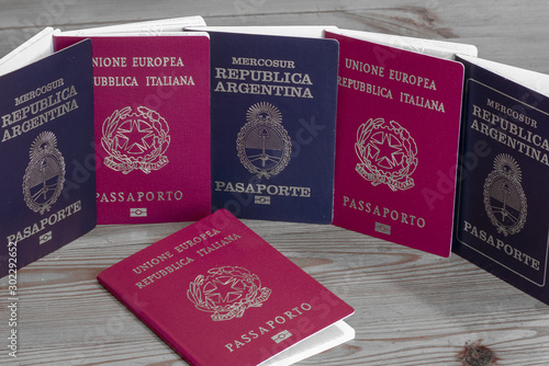 Doble ciudadanía argentina e italiana. Pasaporte argentino del MerCoSur en azul e italiano de la Unión Europea en rojo. Pasaportes, documentos de viaje.