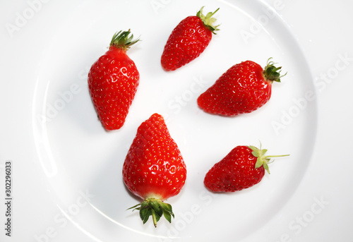 Obraz na płótnie Fresh strawberries isolated on the white plate. w salonie