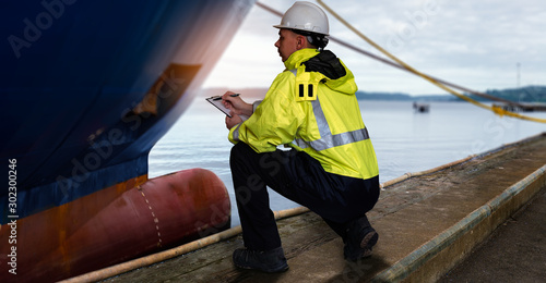 Εκτύπωση καμβά Ship supervisor engineer inspector stands at the dockside in a port
