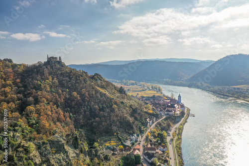 Fototapeta Naklejka Na Ścianę i Meble -  Panorama of Duernstein village with castle and Danube river during autumn in Austria