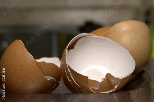 Gusci di uova, molto spesso vengono buttati anche se in realtà posso essere usati in molti altri modi oltre essere una fonte incredibile di calcio. photo