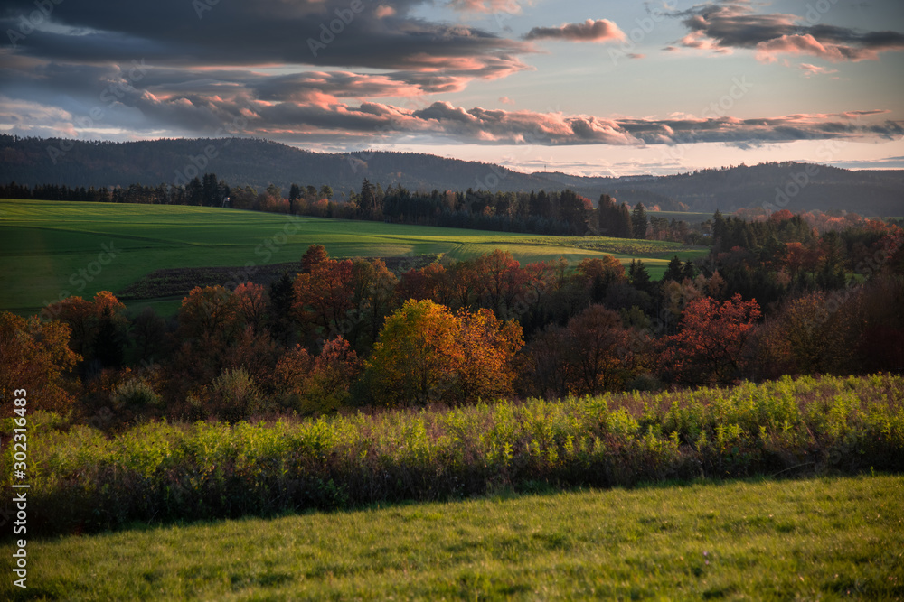 Hügelige Herbstlandschaft Hügelige Herbstlandschaft