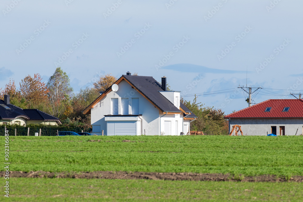 Obraz premium single-family house by the field