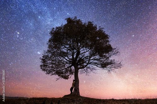 fotografia-krajobrazowa-przedstawiajaca-drzewo-na-tle-wieczornego-nieba