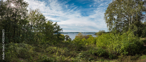 Panoramablick über den Grunewald, Havel und Wannsee von einem Aussichtspunkt im Wald zwischen Schwanenwerder und den Wannseeterrassen - Panorama aus 6 Einzelbildern © ebenart