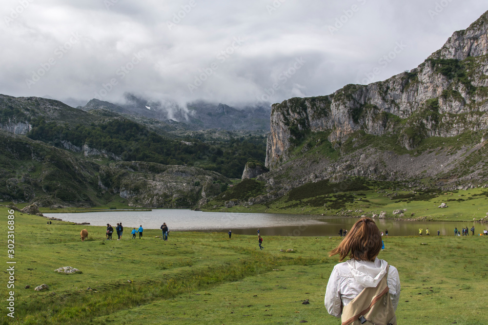 mujer paseando por los lagos de Covadonga
