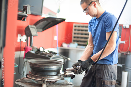 Auto mechanic vulcanizer using grinding wheel in auto vulcanizing service photo