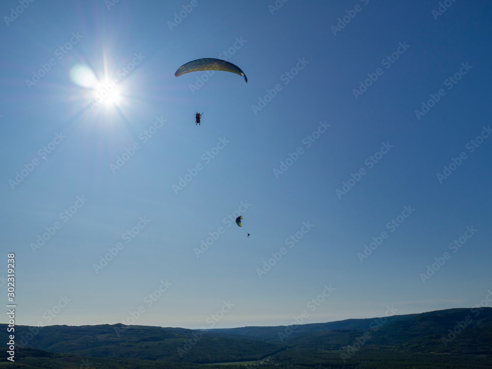 Actividad de aventura, parapente en el cielo azul de Motovun, en la península de Istria, Croacia, verano de 2019 Actividad de aventura, parapente en el cielo azul de Motovun, en la península de Istria, Croacia, verano de 2019