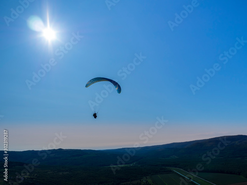 Actividad de aventura, parapente en el cielo azul de Motovun, en la península de Istria, Croacia, verano de 2019