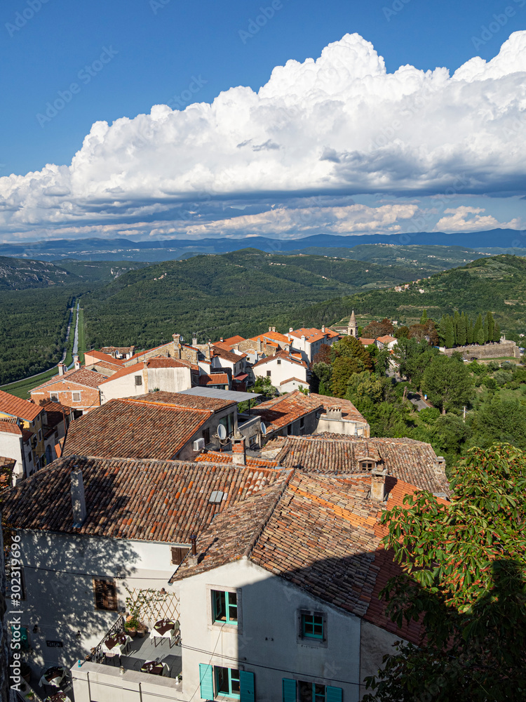 Paisaje aéreo de la ciudad de Motovun, en la penísula de Istria, Croacia, en verano de 2019