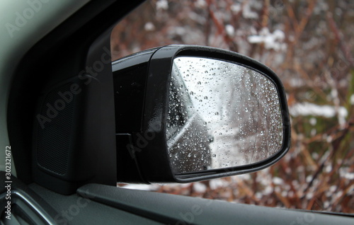 Guidare l'auto in inverno sotto la pioggia