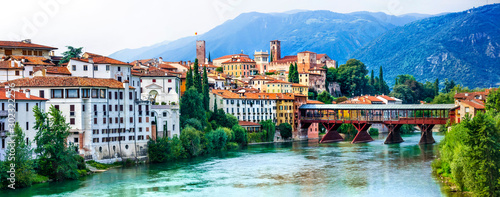 Fototapeta Piękni średniowieczni miasteczka Włochy - malowniczy Bassano Del Grappa. Sceniczny widok z sławnym mostem. Prowincja Vicenza, region Veneto