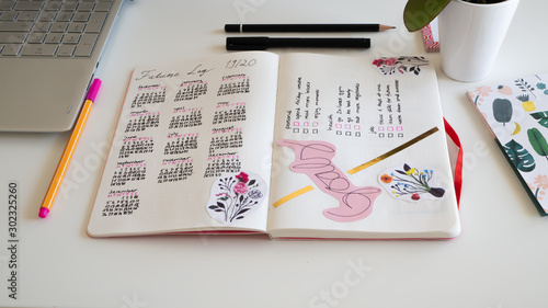 Foto Journal life style, Bullet Journal - Planer - Notebook - top view with utensils