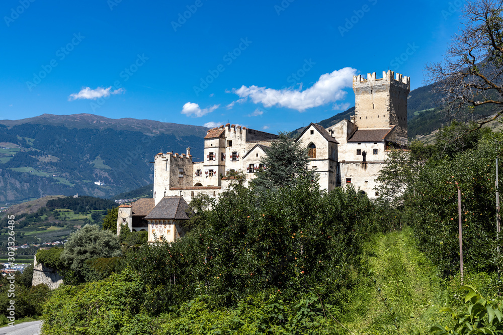 Schloss und Bergwelt um Meran, Italien