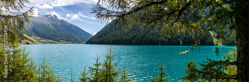 letnia-panorama-jeziora-polozonego-wsrod-drzew