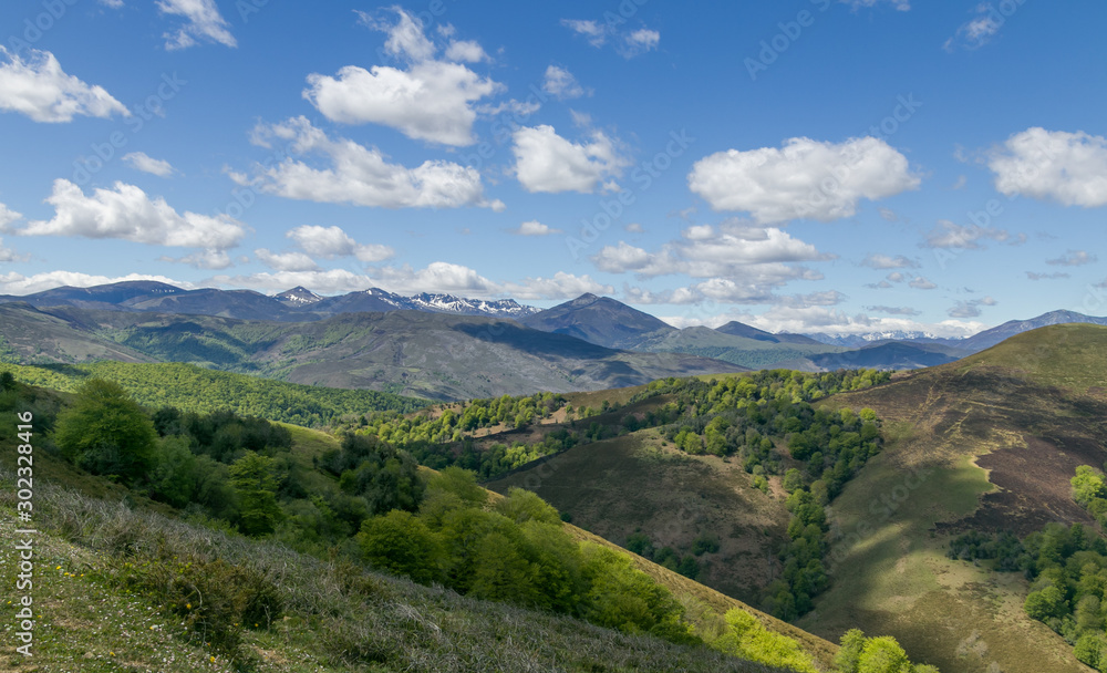 Naklejka premium Mountain landscape with clouds