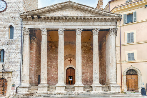 Foto Facade of Temple of Minerva, iconic landmark in Assisi, Italy