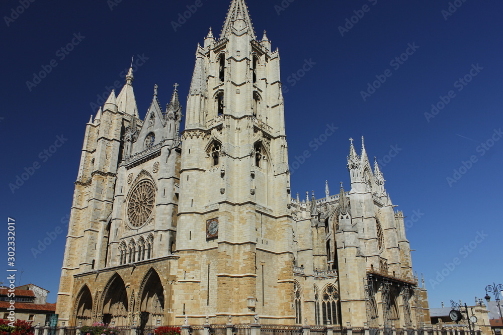 Obraz premium Panorámica del frente principal de la Catedral de León (España)