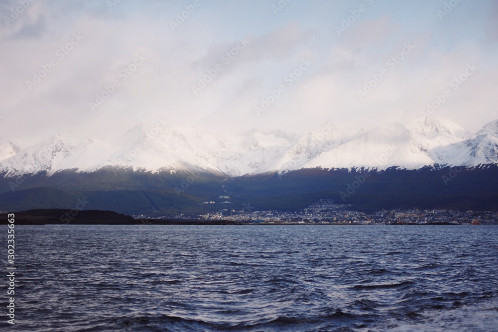 Vista desde un barco a la costa de Ushuaia, Tierra del Fuego, Argentina