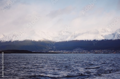 Vista desde un barco a la costa de Ushuaia, Tierra del Fuego, Argentina