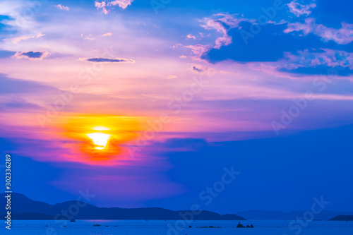 Fototapeta Naklejka Na Ścianę i Meble -  Beautiful landscape of sea ocean around Pattaya city in Thailand at sunset time