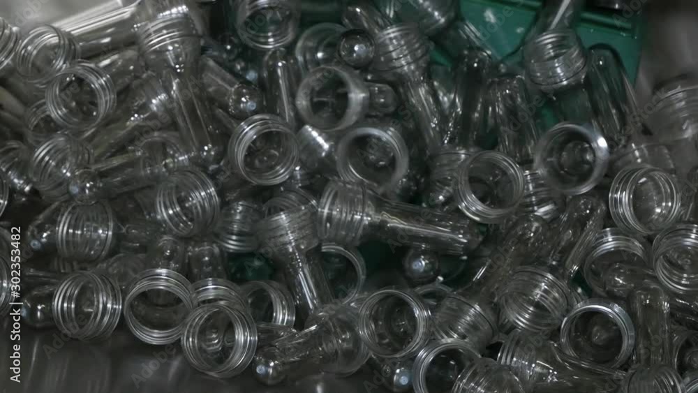 Preforms feeding into the machine