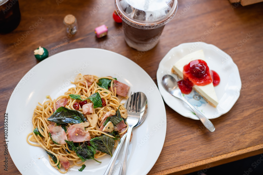 Stir-Fried Spaghetti With Dried Chili And Crispy Bacon