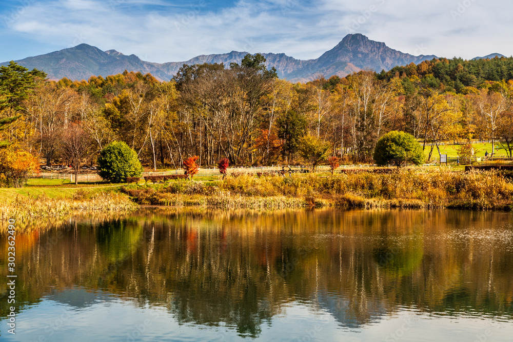 原村 自然文化園 まるやち湖に映る八ヶ岳と秋空 Stock Photo | Adobe Stock