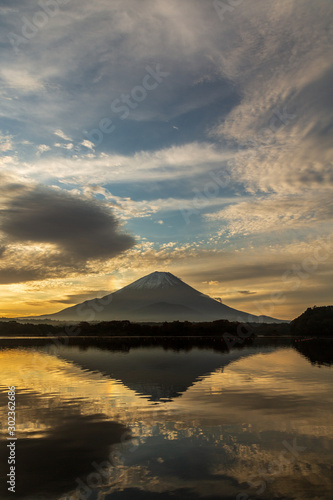 精進湖に映る夜明けの富士山