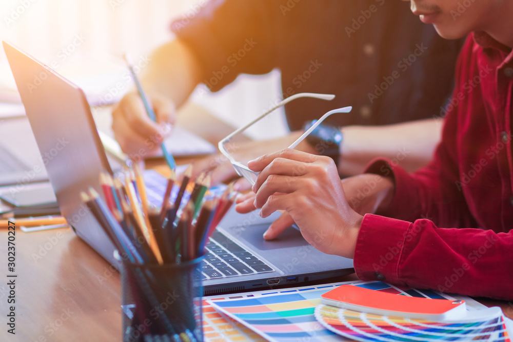 Φωτογραφία Soft Light and Smooth Focus,The marketing department and designers are advising about product design to make customers satisfied and giving advice on shapes and colors as examples of product design