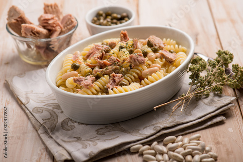 Bilde på lerret pasta with tuna white beans capers and oregano