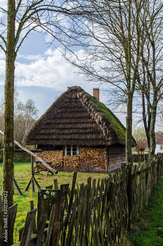 drewniany wiejski dom