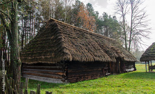 drewniana wiejska zagroda © wedrownik52