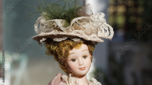 Tableau sur toile A vintage doll with classic dress
